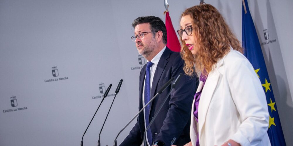 La consejera de Igualdad, Sara Simón, y el consejero de Educación, Amador Pastor, en una rueda de prensa en el Palacio de Fuensalida. (Fotos: A. Pérez Herrera // JCCM)