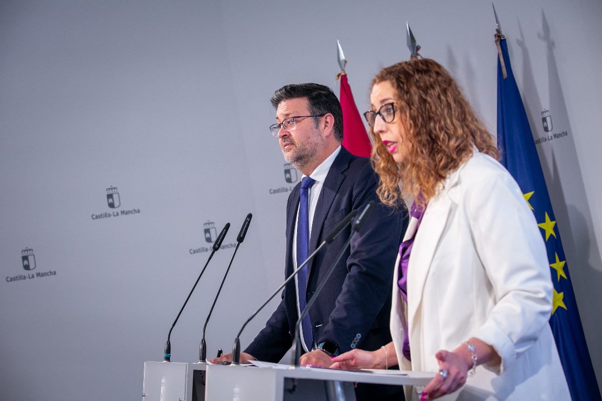 La consejera de Igualdad, Sara Simón, y el consejero de Educación, Amador Pastor, en una rueda de prensa en el Palacio de Fuensalida. (Fotos: A. Pérez Herrera // JCCM)