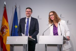 La consejera de Igualdad, Sara Simón, y el consejero de Educación, Amador Pastor, en una rueda de prensa en el Palacio de Fuensalida. (Fotos: A. Pérez Herrera // JCCM)