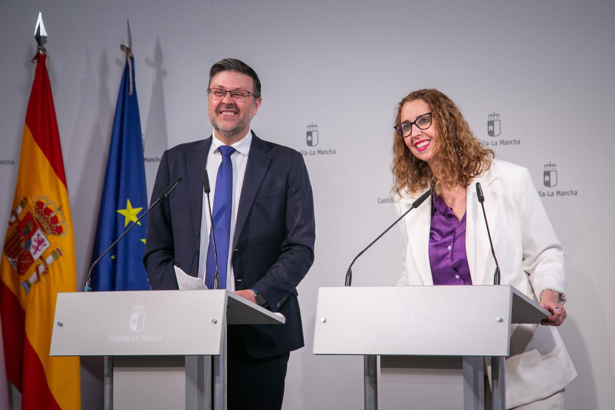 La consejera de Igualdad, Sara Simón, y el consejero de Educación, Amador Pastor, en una rueda de prensa en el Palacio de Fuensalida. (Fotos: A. Pérez Herrera // JCCM)
