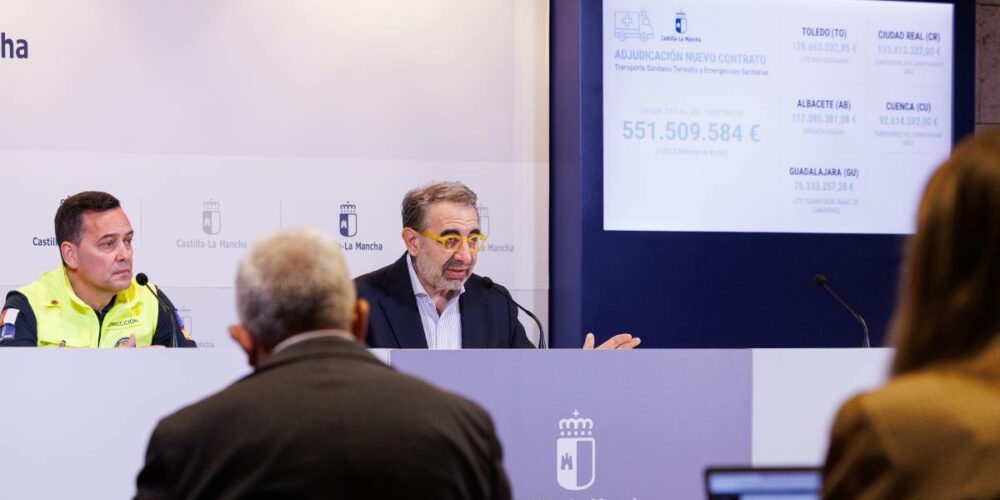 El consejero de Sanidad, Jesús Fernández Sanz, y el gerente de la Gerencia de Urgencias, Emergencias y Transporte Sanitario (GUETS), Alberto López Ballesteros.