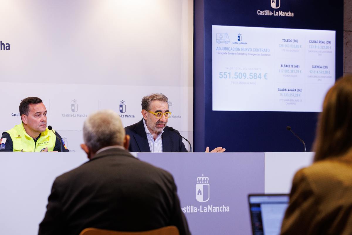 El consejero de Sanidad, Jesús Fernández Sanz, y el gerente de la Gerencia de Urgencias, Emergencias y Transporte Sanitario (GUETS), Alberto López Ballesteros.