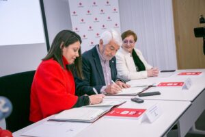 La consejera de Bienestar Social, Bárbara García Torijano, ha firmado el convenio de colaboración con Cruz Roja para el desarrollo del Plan Regional de Pobreza Energética. (Fotos: A. Pérez Herrera // JCCM
