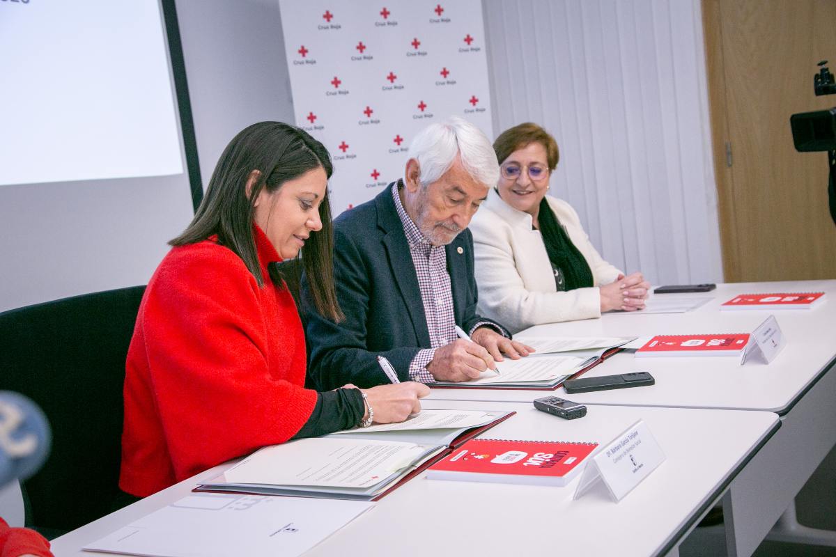 La consejera de Bienestar Social, Bárbara García Torijano, ha firmado el convenio de colaboración con Cruz Roja para el desarrollo del Plan Regional de Pobreza Energética. (Fotos: A. Pérez Herrera // JCCM