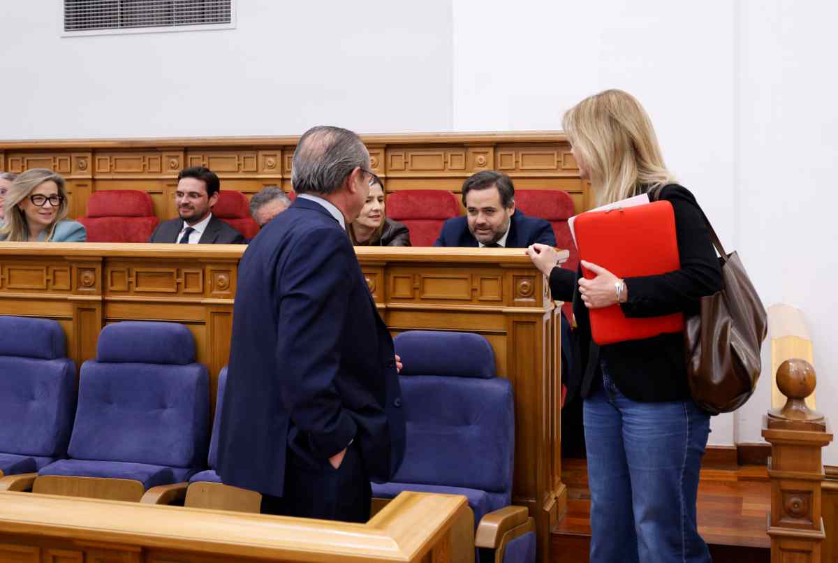 Ruiz Molina y Abengózar conversan con Núñez tras su propuesta.