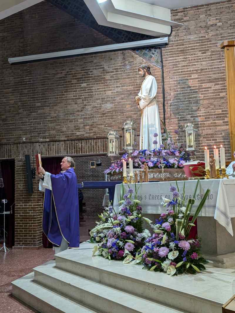 El Cristo y el párroco consiliario.