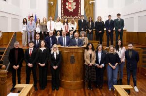 Foto de familia en la Final Intercampus de la Liga de Debate Universitario de la UCLM.