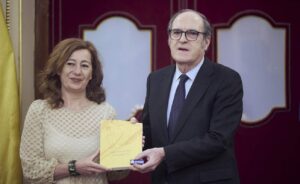 El defensor del pueblo, Ángel Gabilondo, entrega el Informe anual 2025 de la institución a la presidenta del Congreso Francina Armengol. Foto: EP.