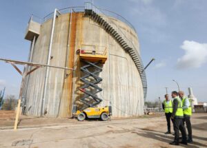 El alcalde de la ciudad, Carlos Velázquez, quien ha visitado este jueves las obras.