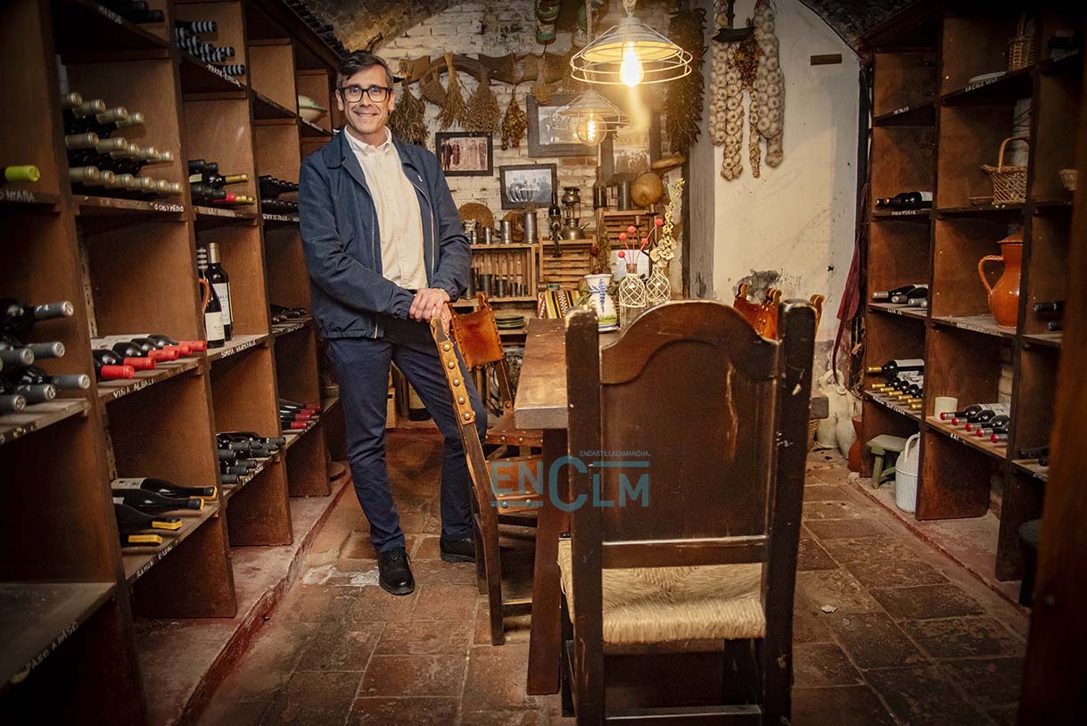 Eduardo Sánchez Butragueño posa en la bodega de Venta de Aires. Foto: Rebeca Arango.