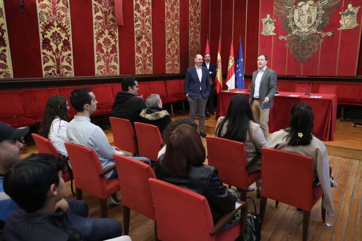 El alcalde de Toledo, Carlos Velázquez, hace entrega de las llaves de los nuevos piso de Corral de Don Diego.