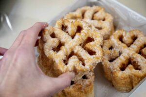 Flores manchegas o flores fritas. Foto: Rebeca Arango.