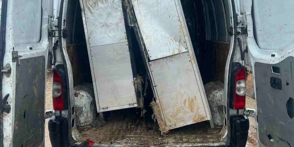 Imagen de la furgoneta con los enseres que querían robar en Cuenca.