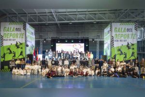 Foto de familia de la Gala del Deporte de Olías del Rey