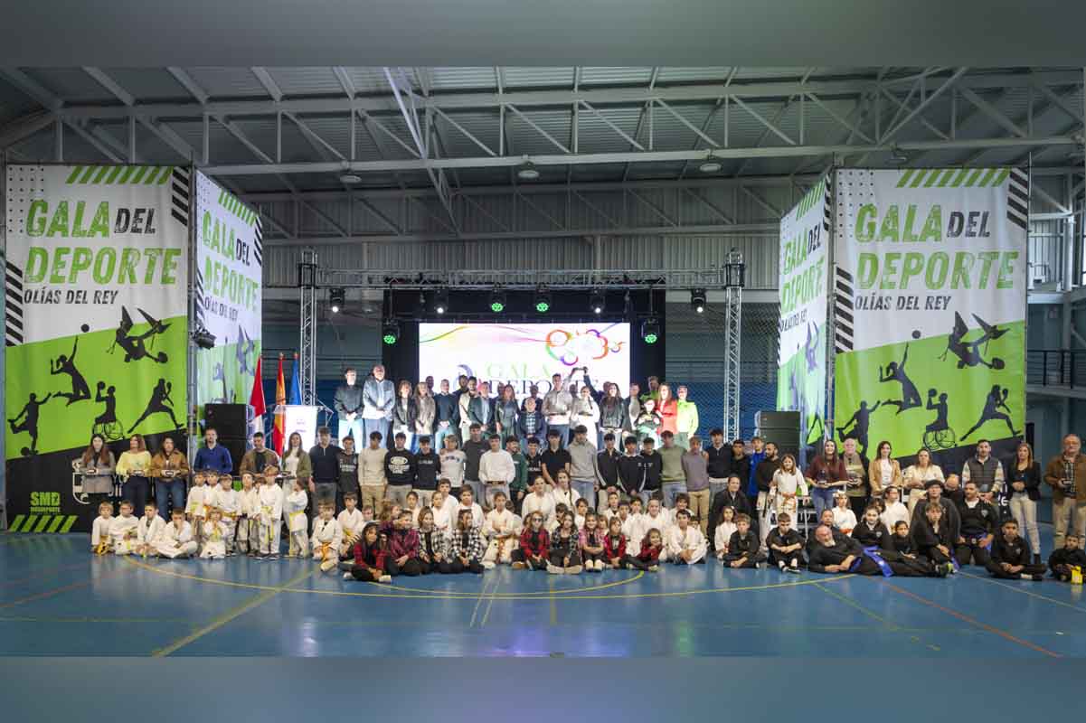 Foto de familia de la Gala del Deporte de Olías del Rey