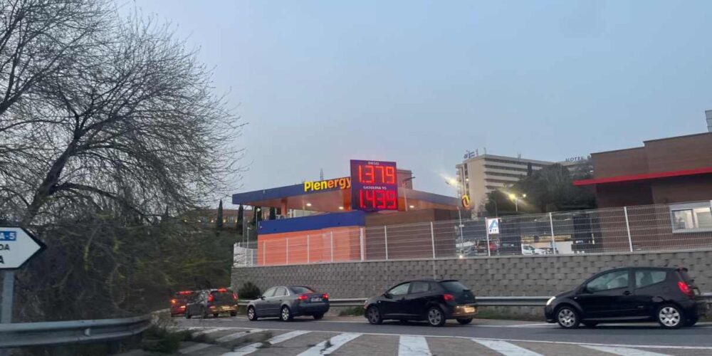 Cola en la gasolinera del Hotel Beatriz de Toledo.