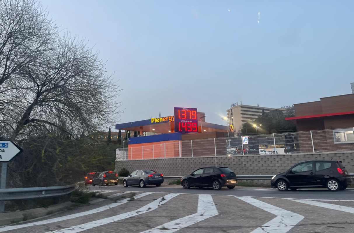 Cola en la gasolinera del Hotel Beatriz de Toledo.