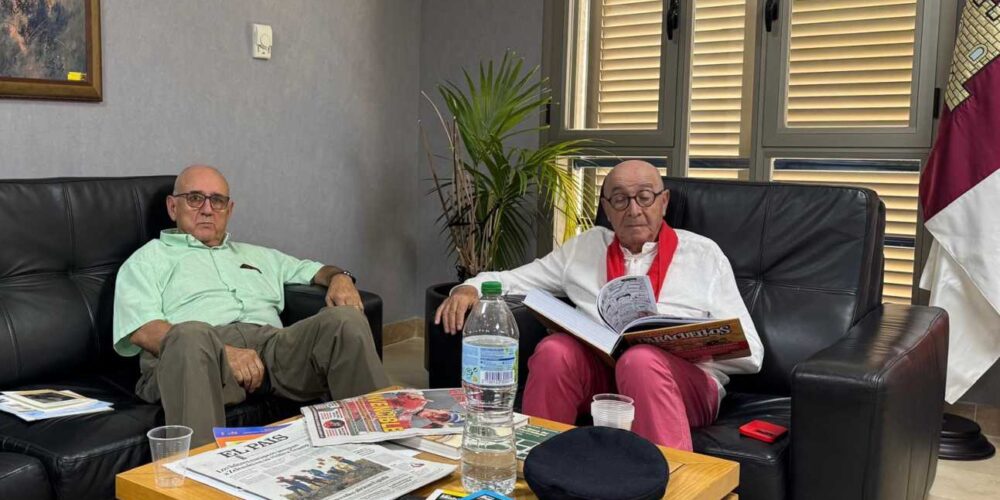 El alcalde de Noblejas, Agustín Jiménez (derecha), cuando empezó su huelga de hambre.
