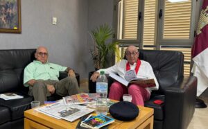 El alcalde de Noblejas, Agustín Jiménez (derecha), cuando empezó su huelga de hambre.