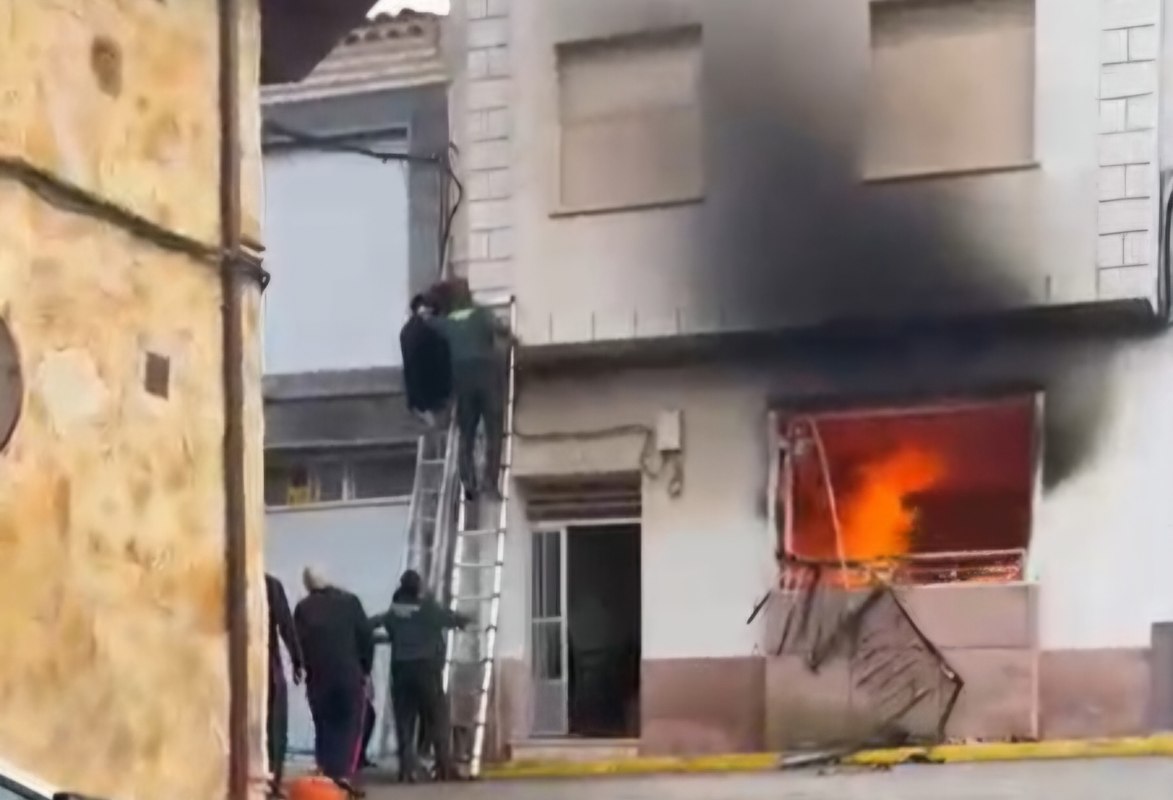 Incendio provocado en una casa de Tarazona de la Mancha.