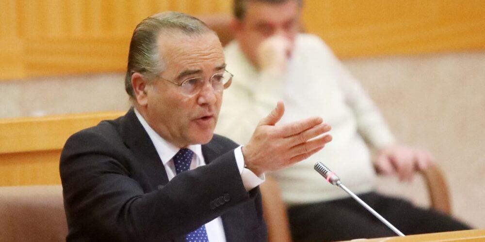 El alcalde de Talavera, José Julián Gregorio, en el pleno extraordinario