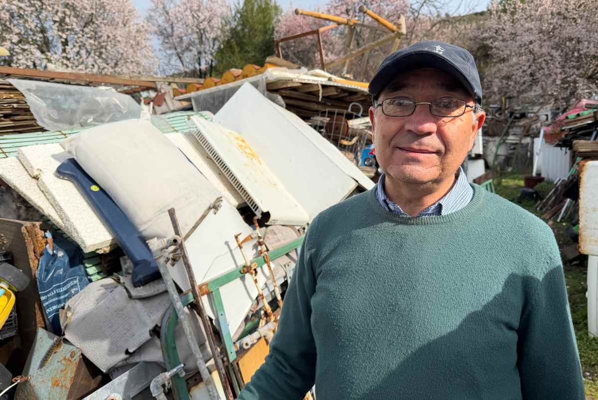 Julio Sanz en su Punto Limpio de Romancos