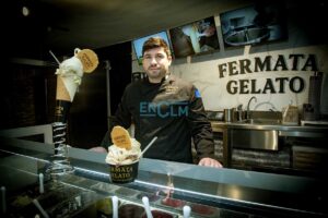 Leonel Falcon, dueño de la heladería Fermata Gelato, en Toledo. Foto: Rebeca Arango.