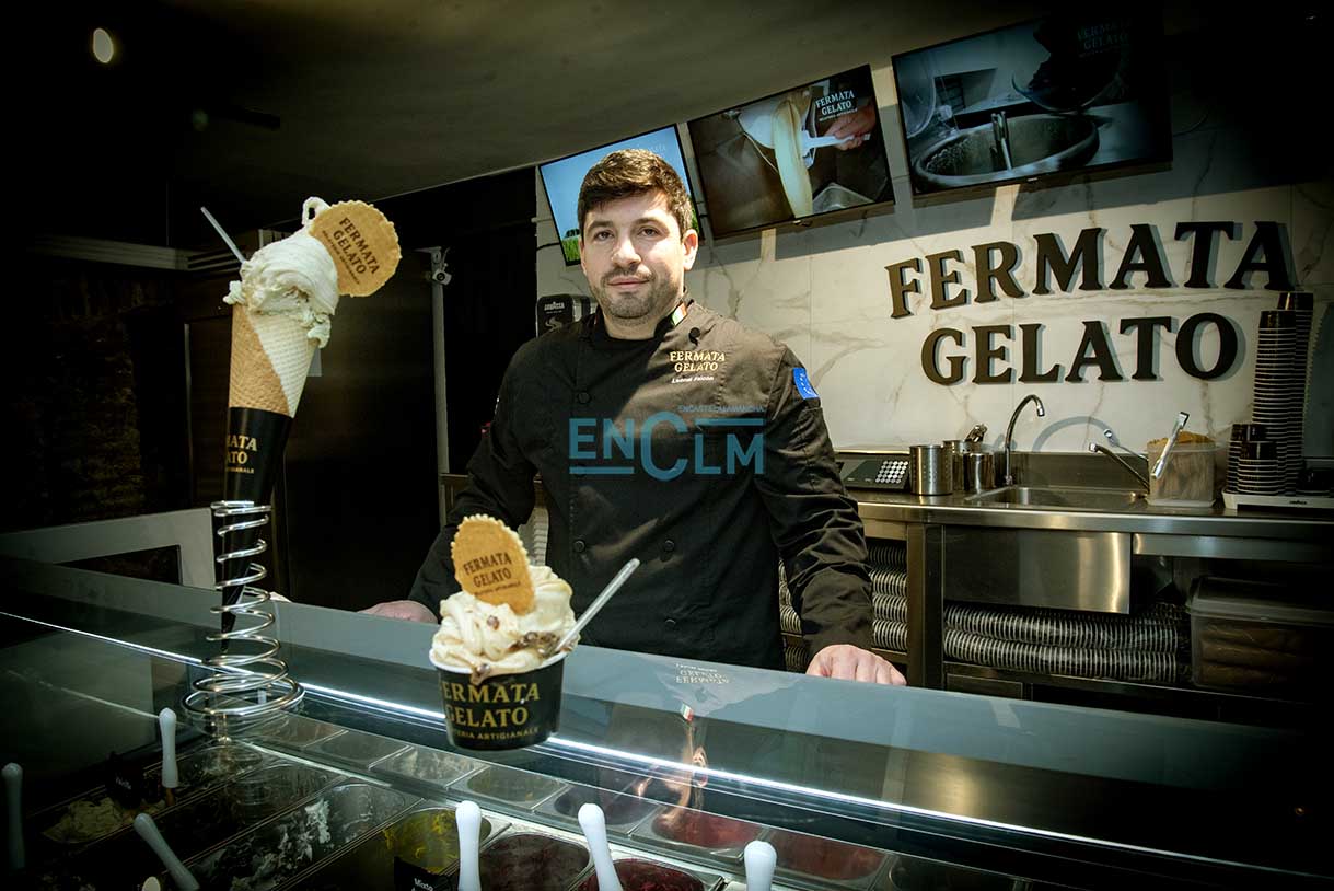 Leonel Falcon, dueño de la heladería Fermata Gelato, en Toledo. Foto: Rebeca Arango.