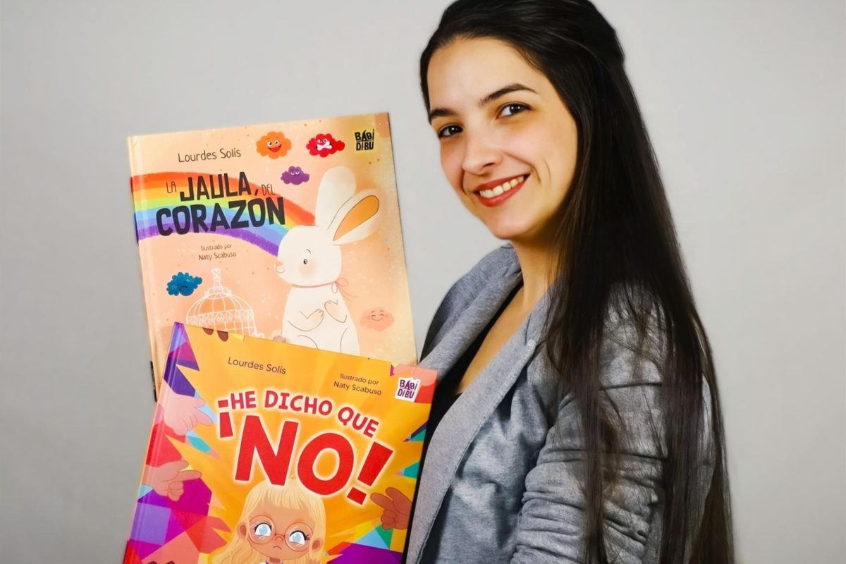 Lourdes Solís con sus libros foto: MARÍA DEL PILAR LECETA