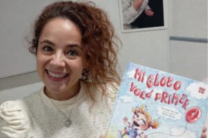 Carmen de Val con el libro 'Mi globo voló primero'