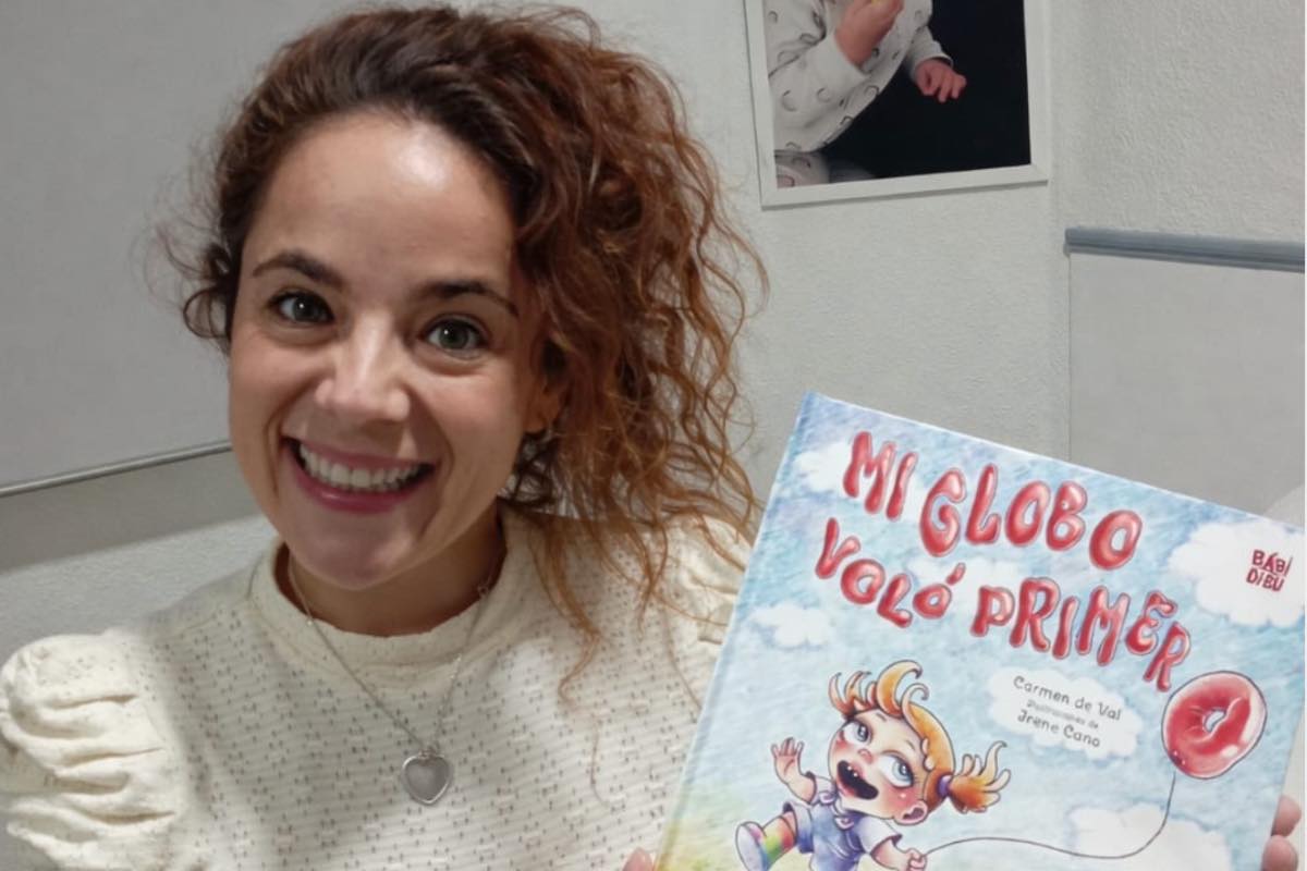Carmen de Val con el libro 'Mi globo voló primero'