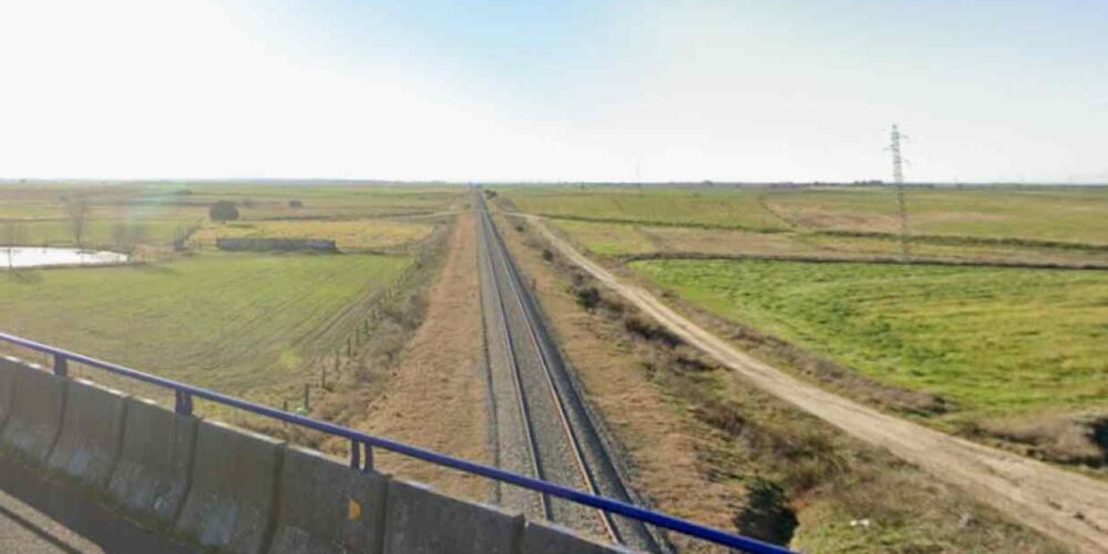 Línea de tren a su paso por Oropesa (Toledo)