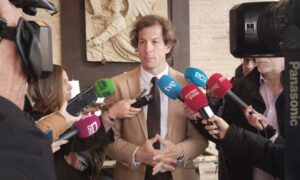 Rubén Lozano, antes del inicio del acto de la Cátedra del Tajo en Toledo. Foto: Rebeca Arango.