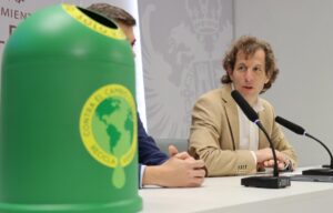 Rubén Lozano, presentando los datos del reciclaje de vidrio en Toledo.