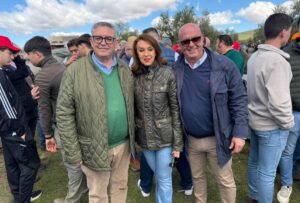 Santiago Lucas Torres, el alcalde de Mora, Emilio Bravo y la presidenta de Asaja Toledo, Blanca Corroto.