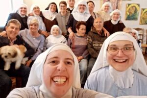 Foto de las exmonjas de Belorado en mayo de 2024, al inicio de la batalla por quedarse en el monasterio. Foto: @tehagoluz
