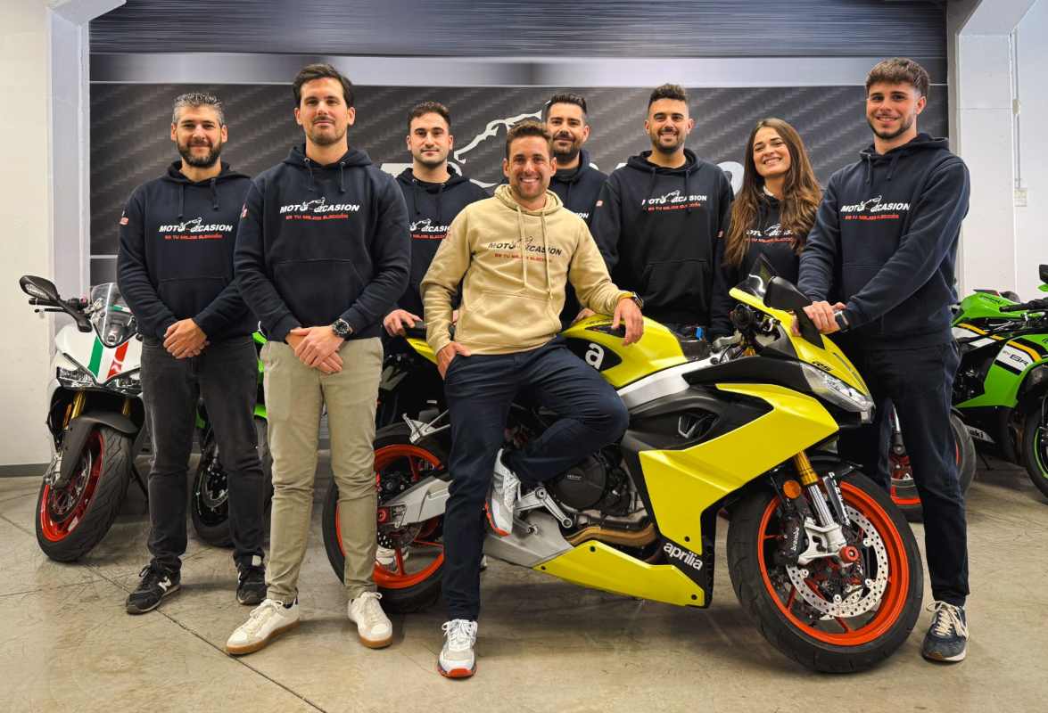 El "rey de las motos", con su equipo.