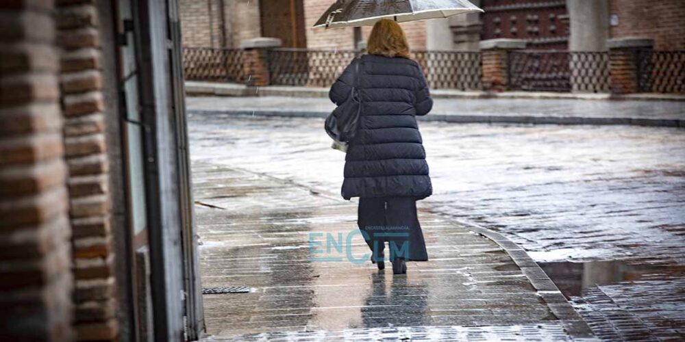 Una mujer bajo la lluvia. Foto: Rebeca Arango.