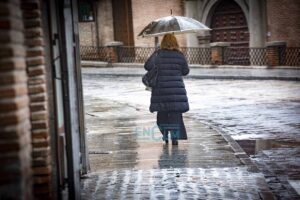 Una mujer bajo la lluvia. Foto: Rebeca Arango.