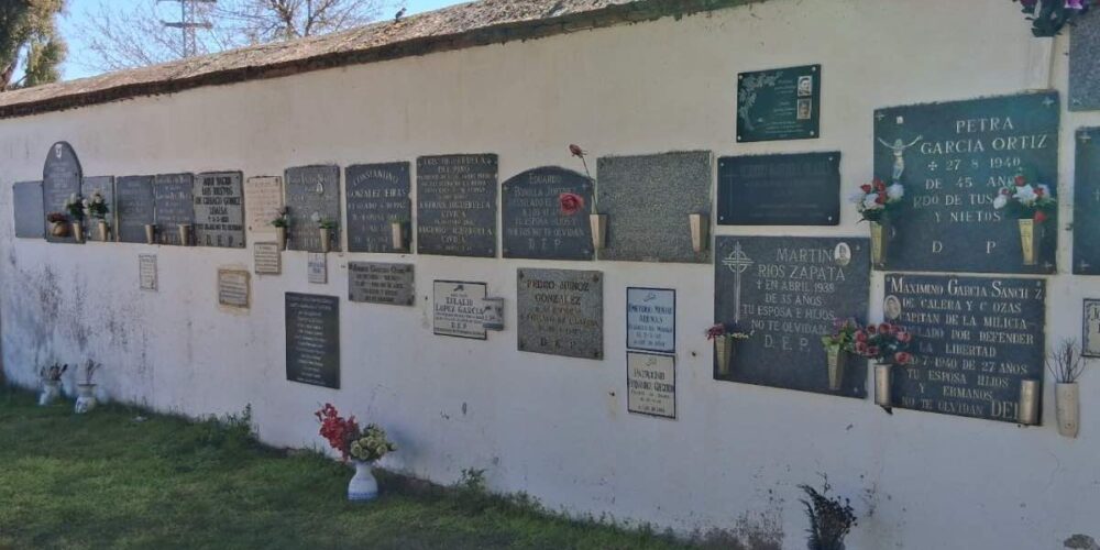 Muro del cementerio de Talavera con placas colocadas por familiares de víctimas del franquismo