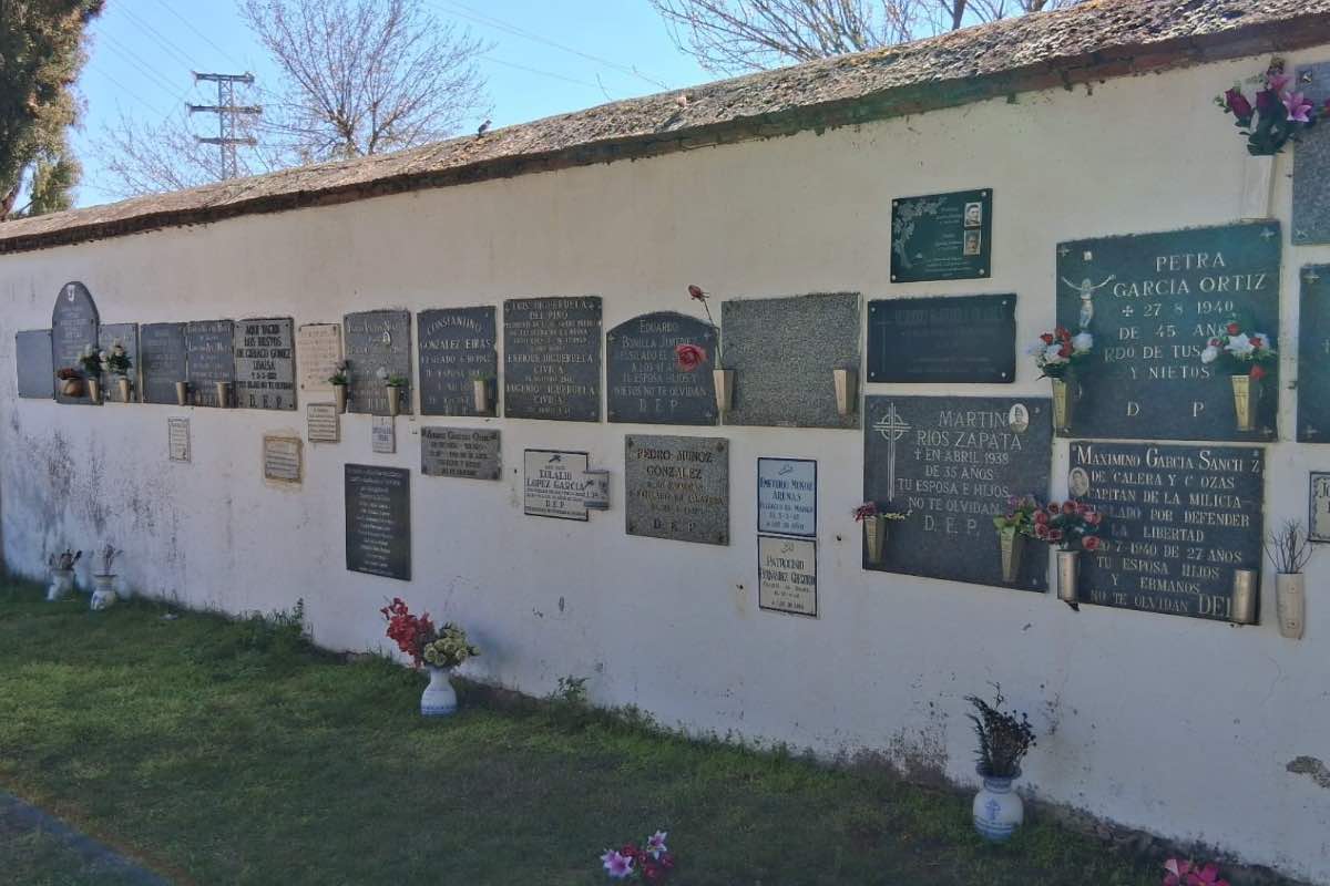 Muro del cementerio de Talavera con placas colocadas por familiares de víctimas del franquismo