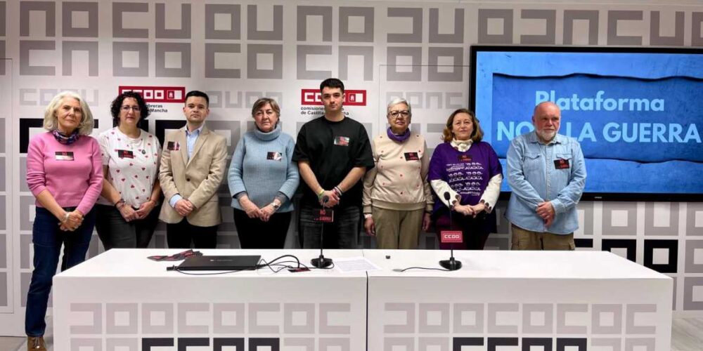 Miembros de la plataforma No a la Guerra de Toledo.