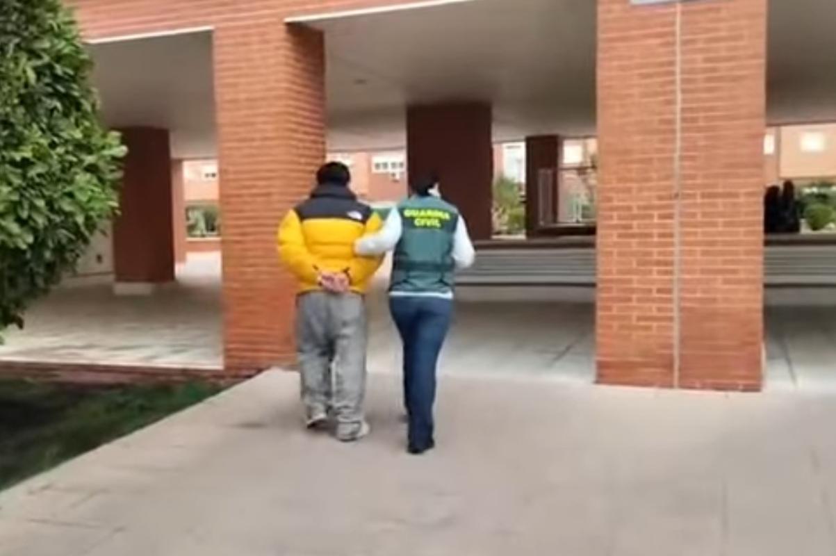 Momento de la detención de una de las personas que traficaban con marihuana y vendían tabaco de contrabando.