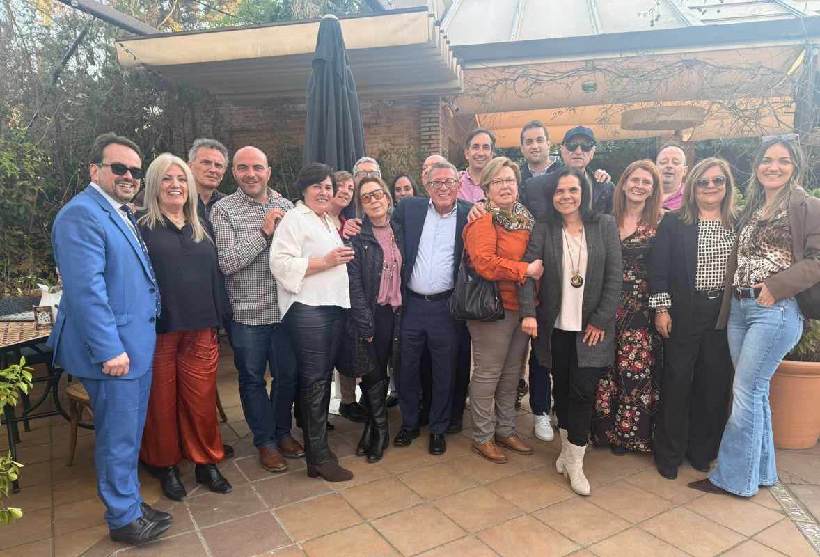 Óscar San Martín (centro) recibió el cariño de sus compañeros de Onda Cero.