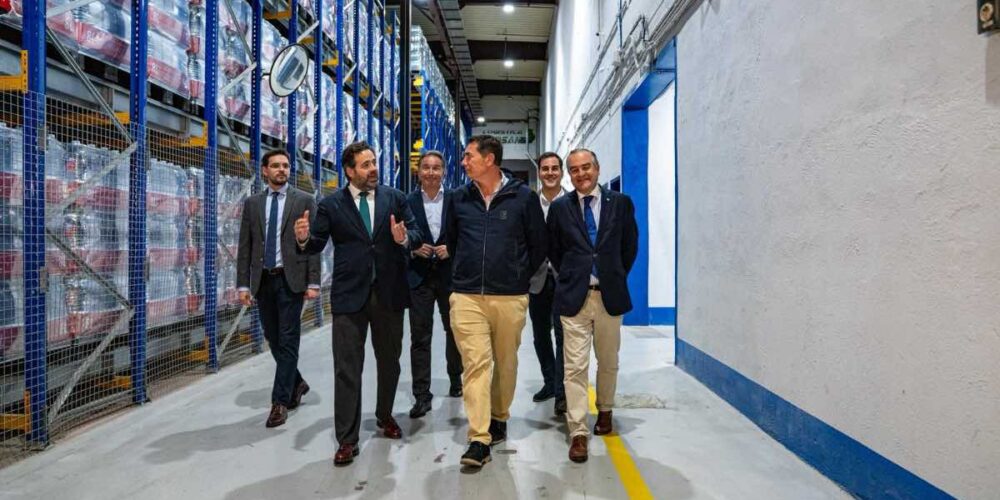 Paco Núñez en una visita a una empresa en Talavera