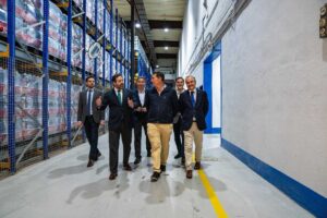 Paco Núñez en una visita a una empresa en Talavera