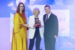 Sara Simón, la premiada Manuela Carmena y Emiliano García-Page.