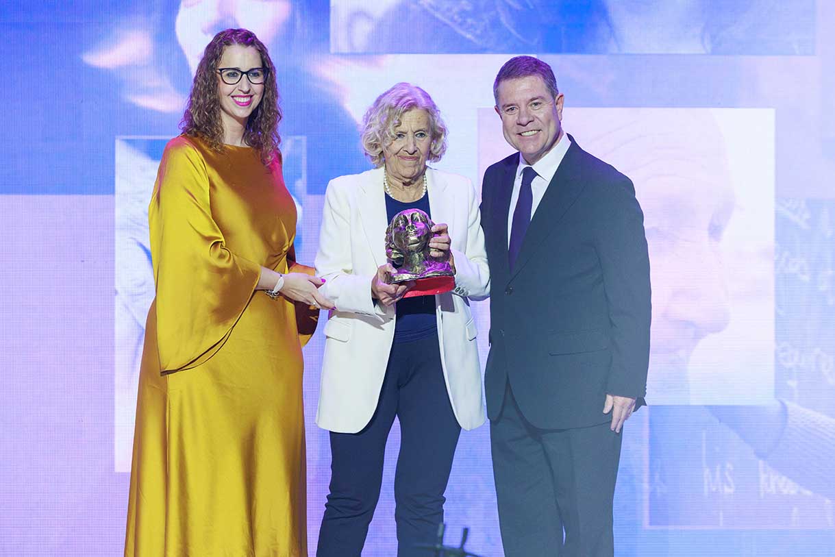 Sara Simón, la premiada Manuela Carmena y Emiliano García-Page.