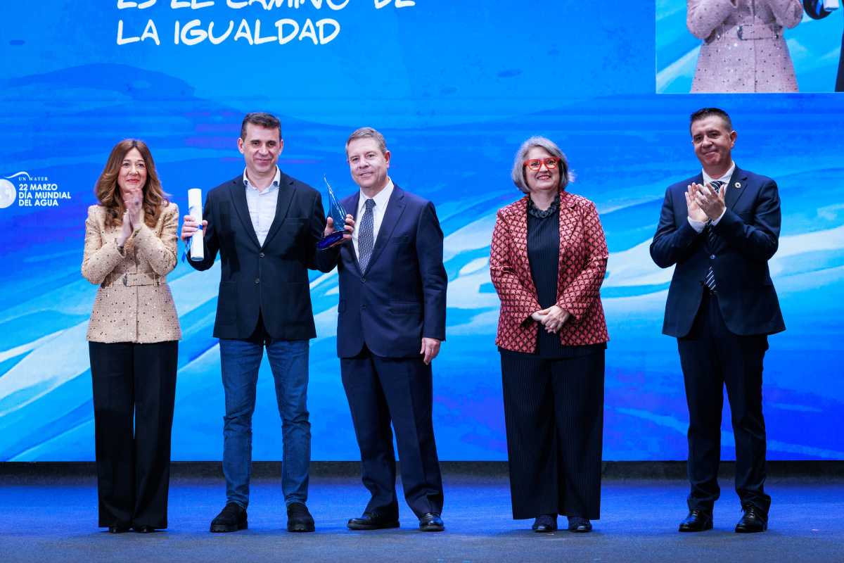 Page, entregando uno de los premios por el Día Mundial del Agua.