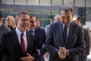 El presidente de Castilla-La Mancha junto al consejero de Sanidad